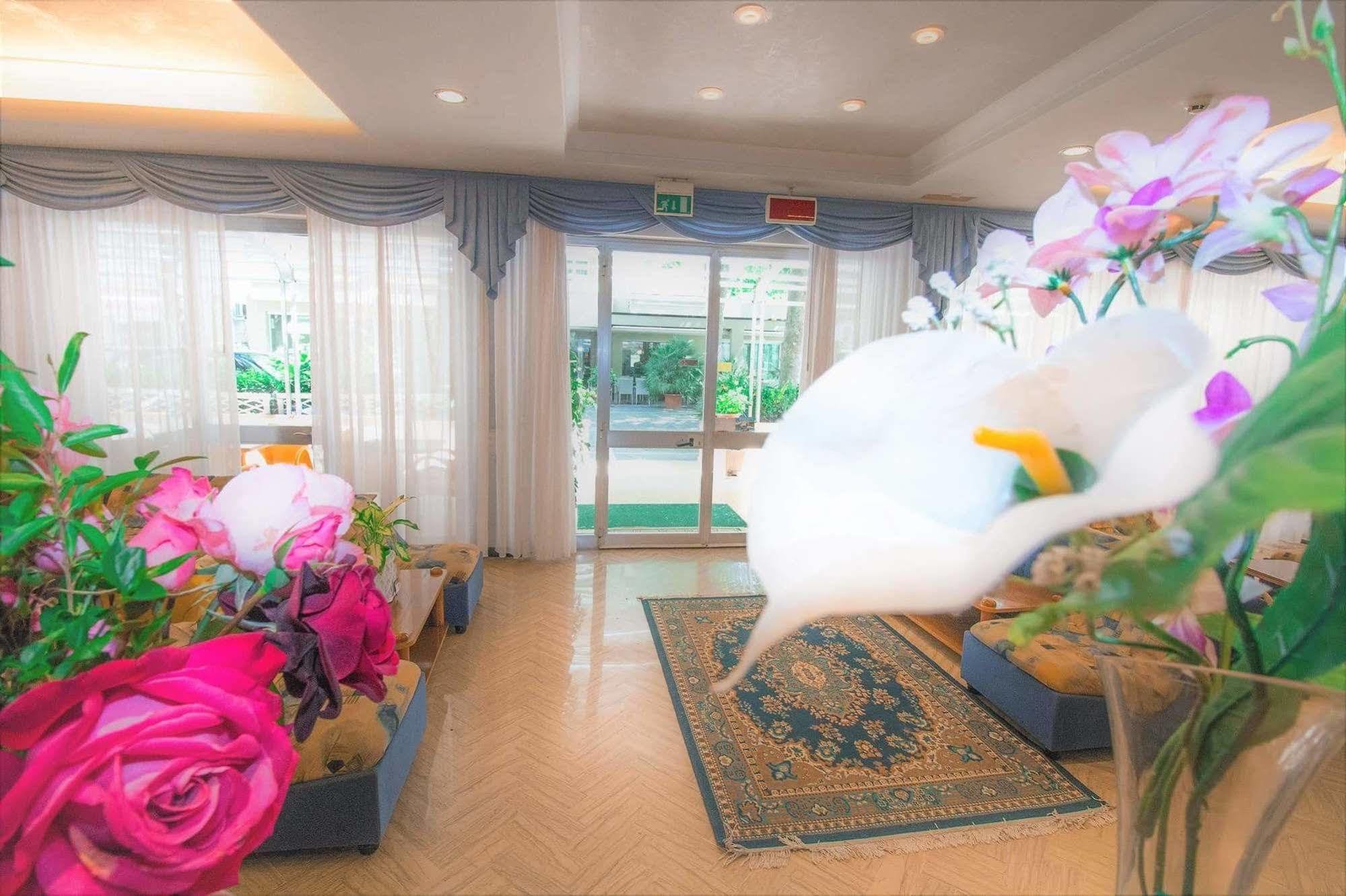 Hotel Arno Misano Adriatico Exterior photo